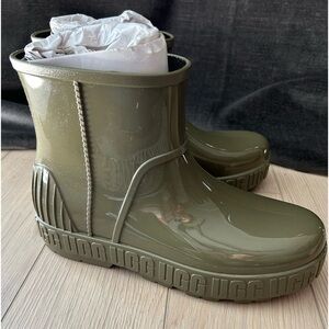 UGG like-new rain boots